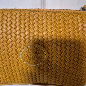 ROOTS LEATHER CROSS BODY  BAG